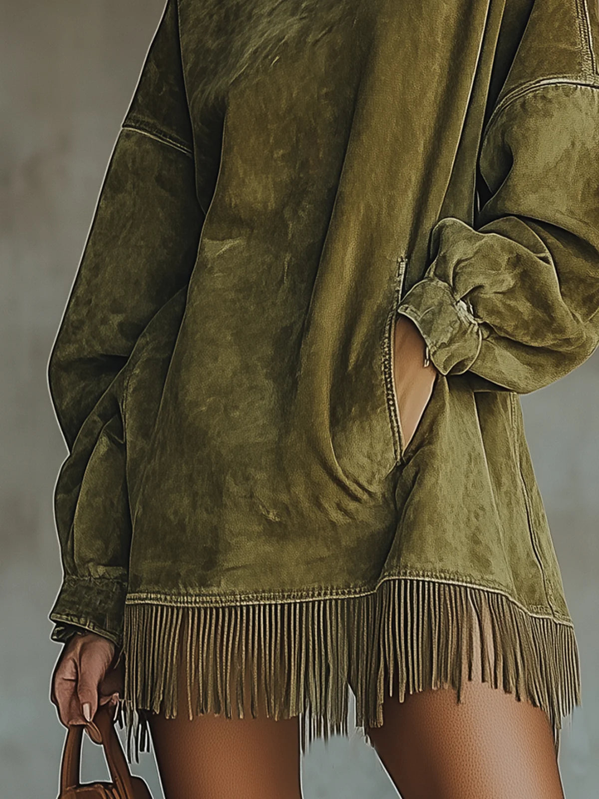 Amalia - Robe en daim avec col montant et franges